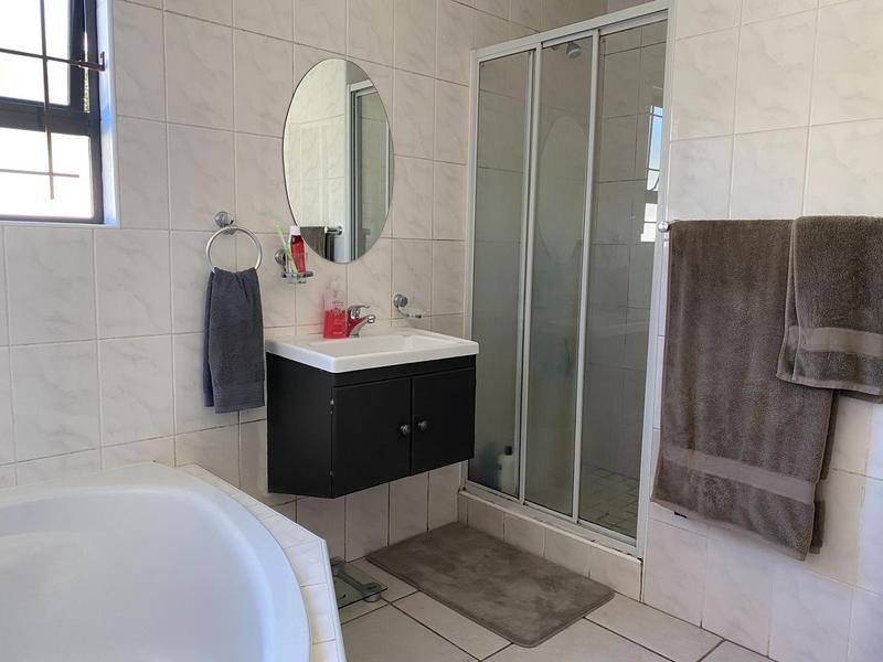 2 Bedroom Property for Sale in Uitzicht Western Cape